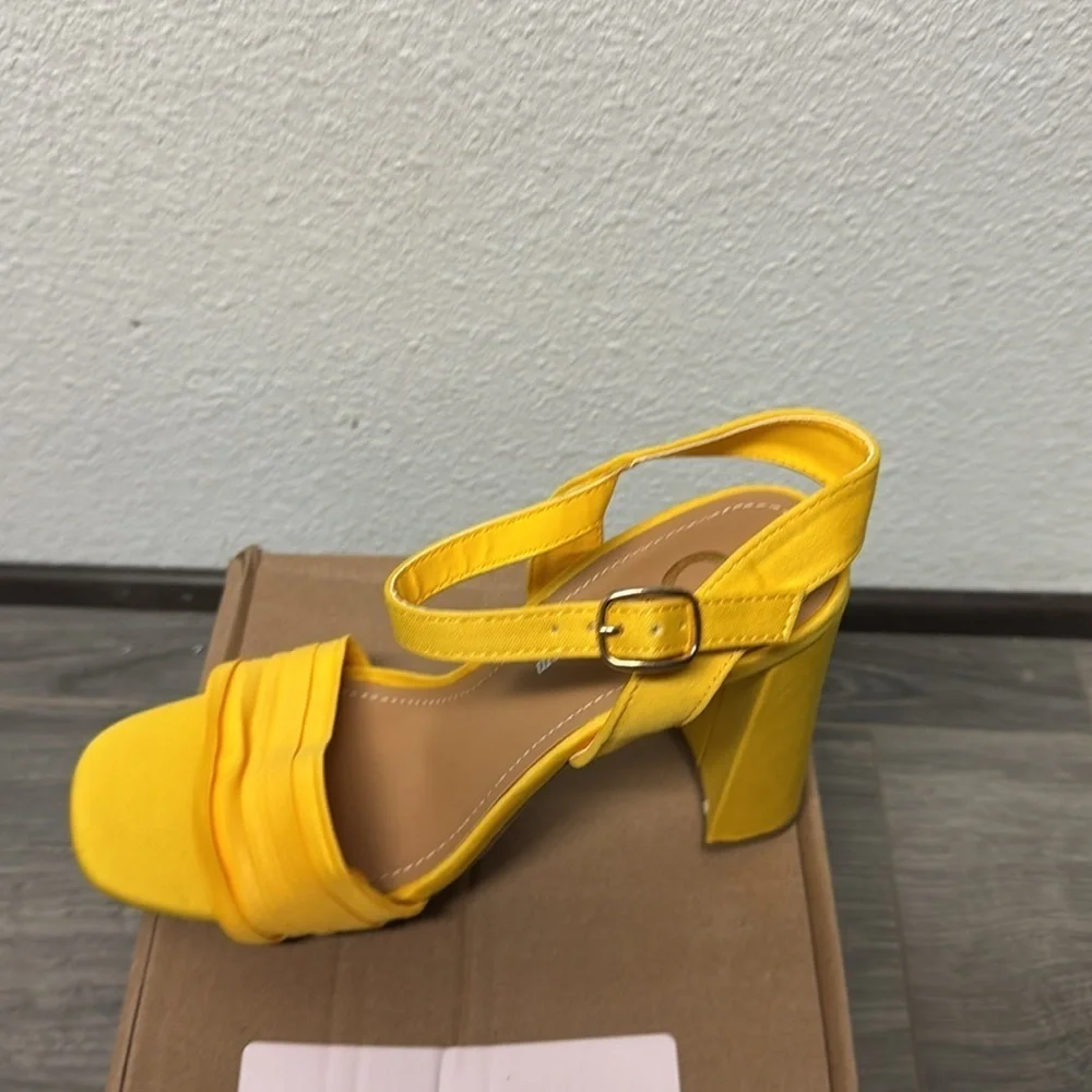 Journee Collection Womens Skiler Tru Comfort Foam Open Square Toe Block Heel